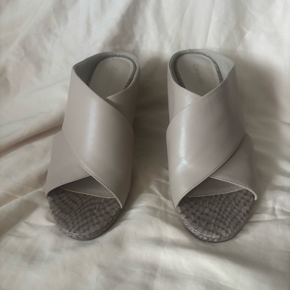 🌟 SOLD 🌟 Calvin Klein Bardot Cream and Gray Mules with Elegant Design